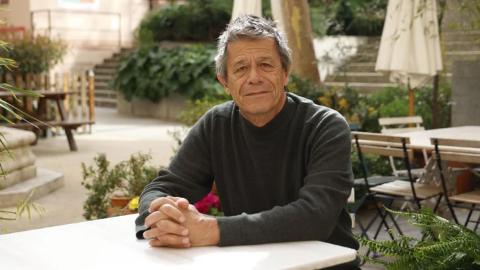 Emmanuel Carrère analiza el realismo de Pedro Sánchez frente a Trump y presenta su nueva novela “Koljós