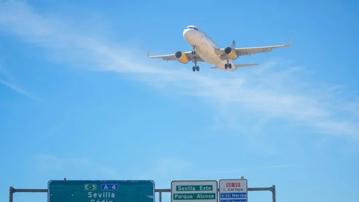 Posible huelga de controladores aéreos en Sevilla durante la Feria de Abril o la final de la Copa del Rey