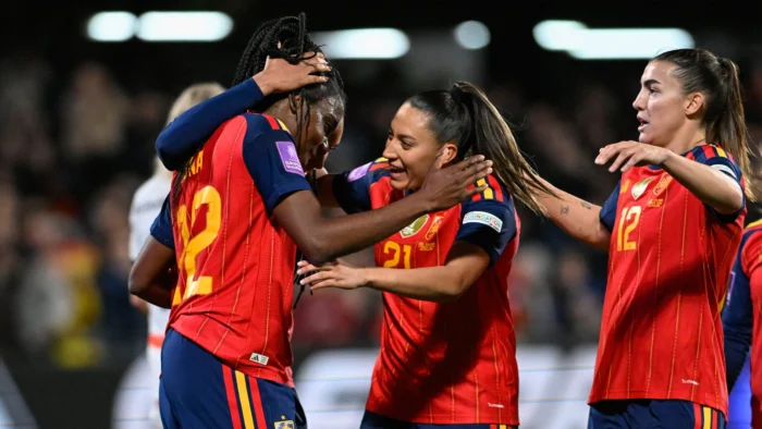 España golea a Islandia en su debut clasificatorio para el Mundial