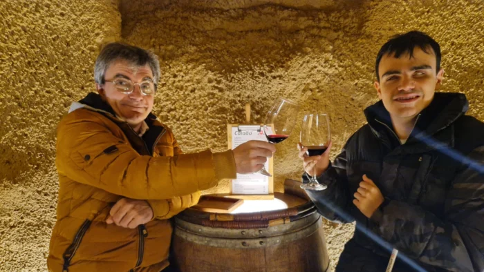 Un padre riojano se convierte en los ojos de su hijo ciego en cada partido de fútbol