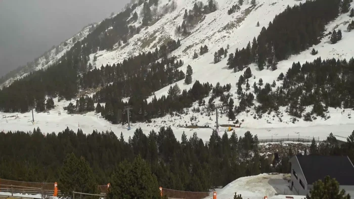 La montaña avisa: el temporal de viento sacude el Pirineo con rachas superiores a 100 km por hora