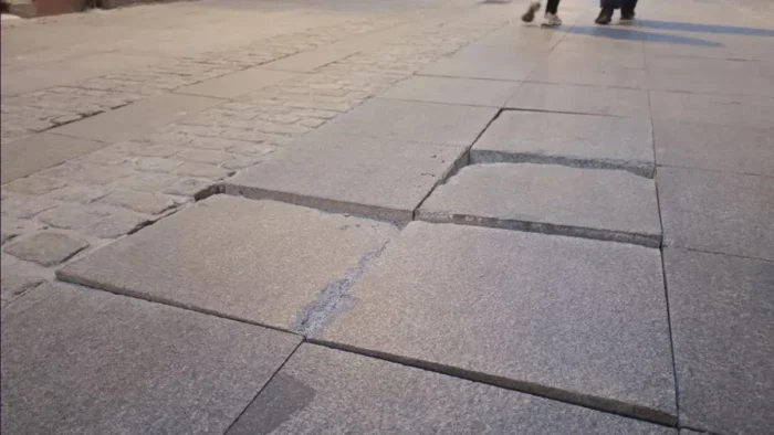 ALERTA EN EL PUERTO: IU DENUNCIA EL DETERIORO DE ACERAS Y PAVIMENTOS