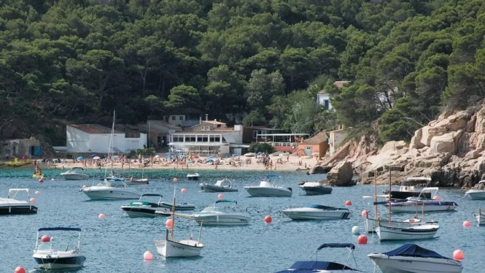 El pueblo emblem&aacute;tico de la Costa Brava con una peque&ntilde;a playa a los pies de un castillo medieval