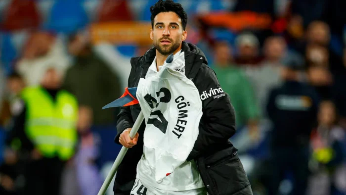 Posible sanción al Levante UD tras el botellazo a Cömert en el derbi