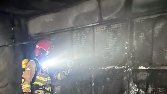 Incendio en nave industrial de Yecla provoca alarma y atención a tres personas