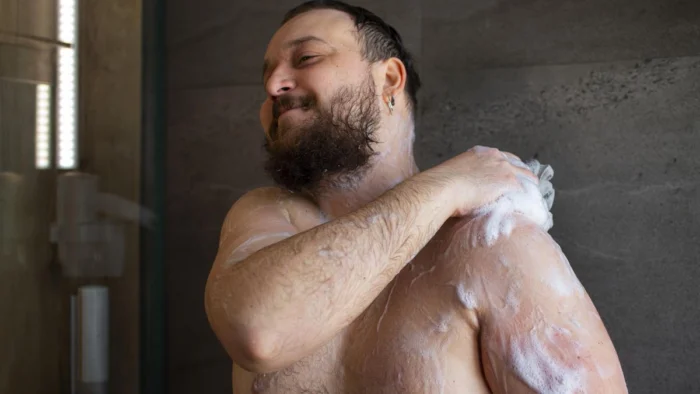 ¿Es mejor ducharse por la mañana o por la noche? La opinión de una dermatóloga