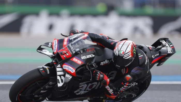 Victoria de Bezzecchi en el GP, Acosta y Fernández lo escoltan en el podio