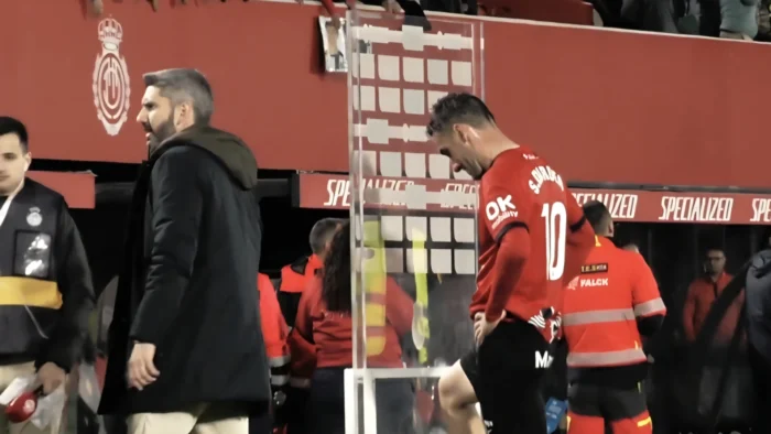 La desagradable escena en la que Sergi Darder recibe insultos tras la derrota ante la Real Sociedad