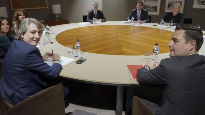 Reunión Fallida entre Mañueco y el PSOE: Críticas y Distanciamiento en Castilla y León