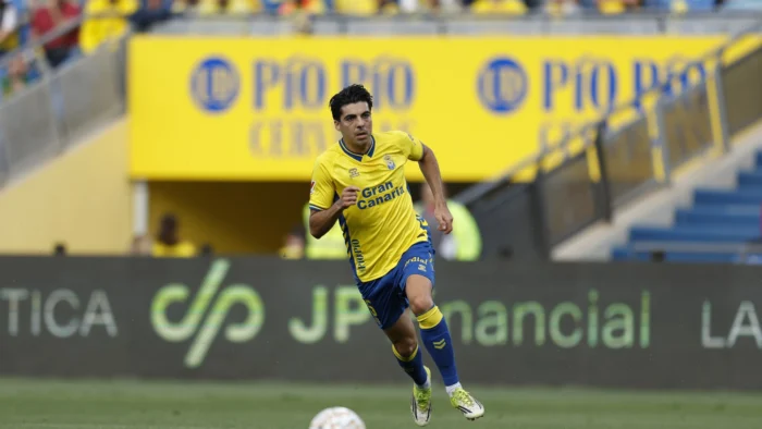 Enrique Clemente asegura que su renovación fue "muy sencilla" y confía en las opciones de ascenso de la UD Las Palmas