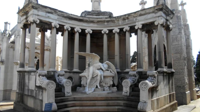 NUEVO TITULO: El Cementerio de Montjuïc: Un Reflejo de la Historia Sanitaria y Urbana de Barcelona