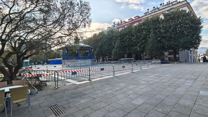 Santander precintada: metros y metros de plástico 'adornan' la ciudad tras el colapso mortal de la pasarela de El Bocal