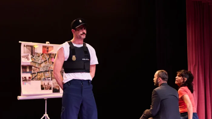 El teatro de serie B de Cris Blanco se enfrenta a la mentira contempor&aacute;nea