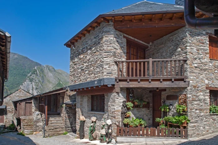 El pueblo medieval del Valle del Silencio leon&eacute;s con apenas 15 habitantes y un tesoro moz&aacute;rabe del siglo X