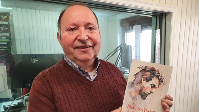 Homenaje a cofrades fallecidos y recogida de ramos de olivo por los campos en flor, así se celebra una Semana Santa modesta pero sentida en Ribadeo (Lugo)