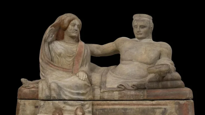 Los "novios etruscos" renacen: esta popular urna de hace 2.400 años es restaurada y recupera su brillo original