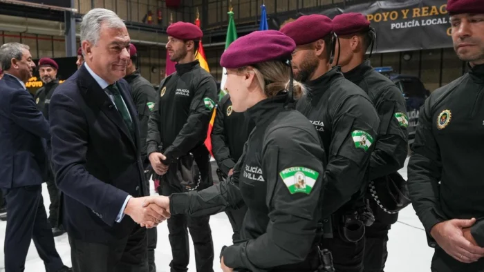 La Policía Local de Sevilla estrena su "equipo de élite", "guerreros" de boina roja con el Cid Campeador de emblema