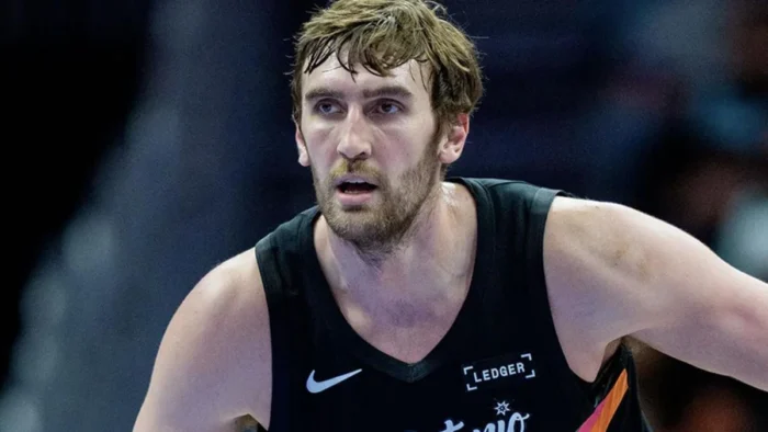 LUKE KORNET PIDE A LOS HAWKS QUE SUSPENDAN LA NOCHE TEMÁTICA DE UN STRIPCLUB: “¿HAY QUE PROTEGER A LAS MUJERES?