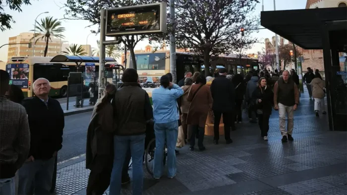 Indignación en Cádiz por el servicio de autobuses durante la Semana Santa