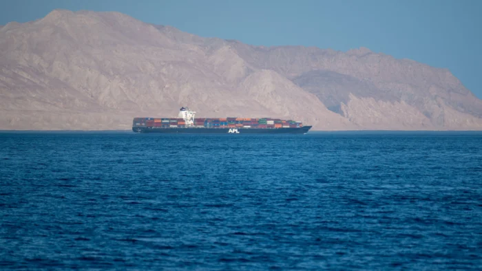 Tensión en Oriente Medio Dispara la Alarma en los Mercados y el Estrecho de Ormuz