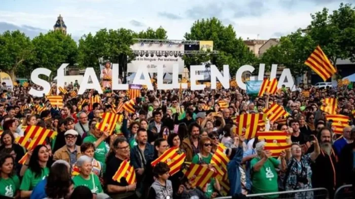 La "estafa" de culpar al migrante pobre del retroceso del catalán: "La derecha hace demagogia"
