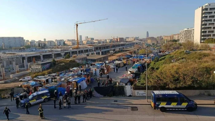 Nuevos desalojos en Barcelona: Desmantelados asentamientos en la Sagrera y suspendido desahucio en Gràcia