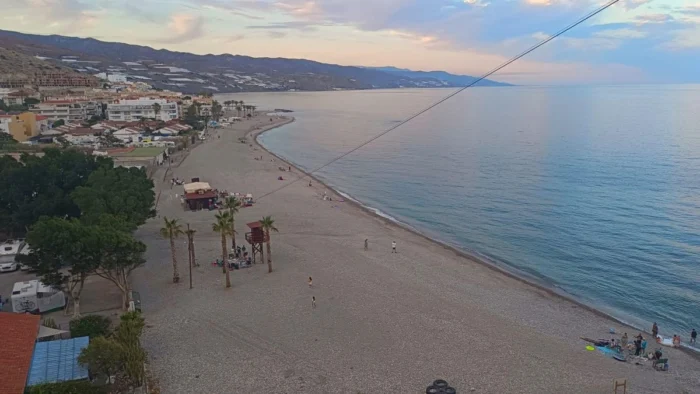 Localizan tres cadáveres en el mar tras desembarcar una patera con 17 personas en la costa de Granada
