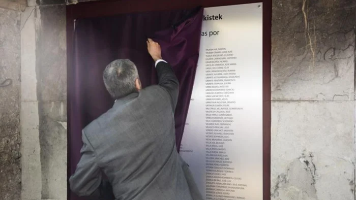 Retiran de una placa para "defensores de la democracia" en el cementerio de Derio a un falangista condecorado por Hitler