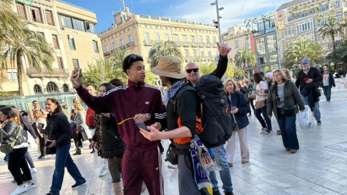 Un influencer completa una caminata solidaria de Madrid a Valencia para ayudar a damnificados por la DANA