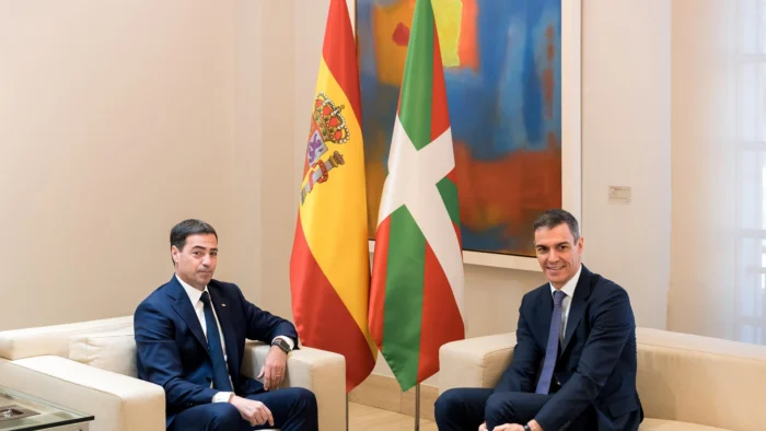 Sánchez y Pradales acuerdan la gestión de los aeropuertos vascos y el veto a las armas blancas