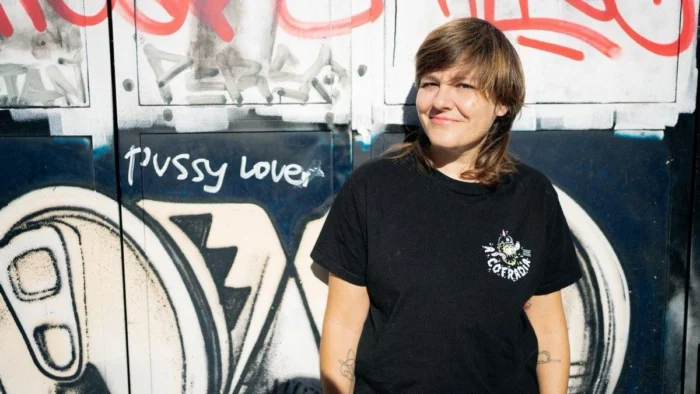 Una DJ responde a las críticas sexistas y defiende su postura sobre la industria musical