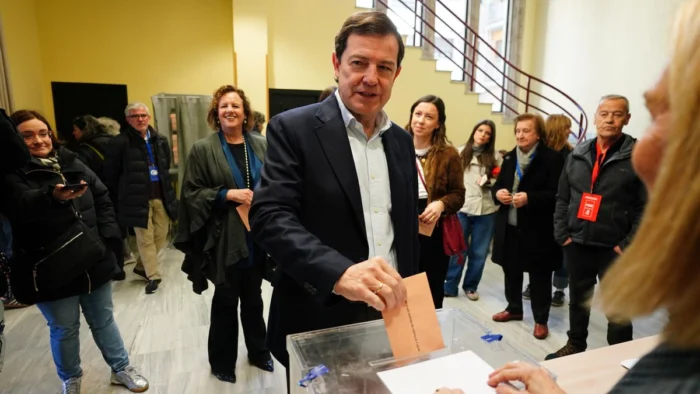 El PP gana en Castilla y León pero necesita a Vox para gobernar