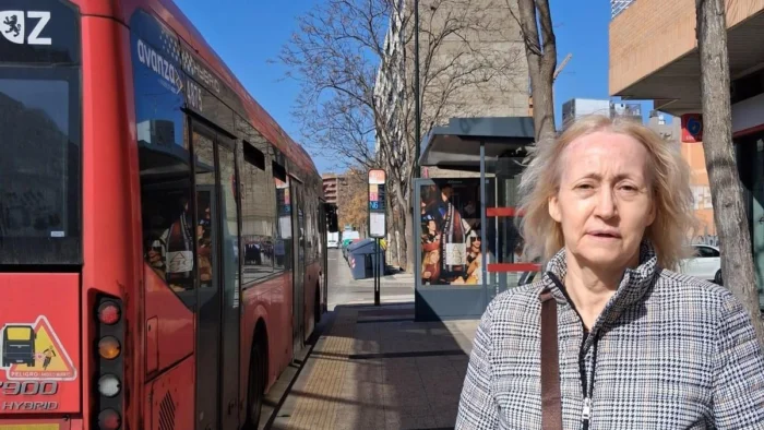 Una jubilada en Zaragoza pierde su tarjeta de autobús gratuita por un aumento de 30 euros en su pensión