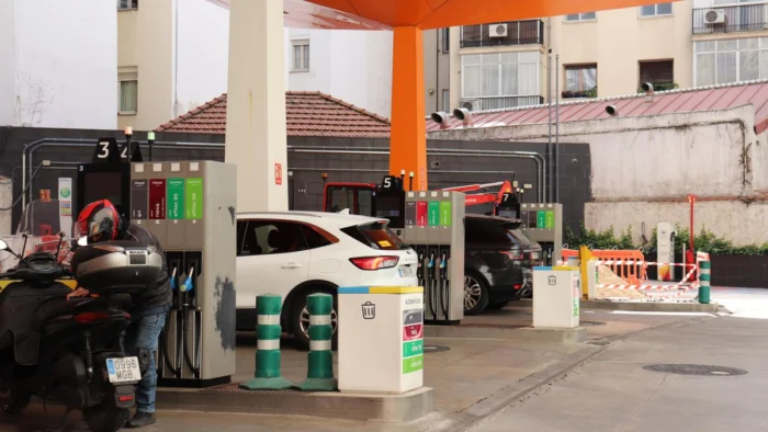 Las gasolineras empiezan a subir precios tras el ataque a Ir&aacute;n: &ldquo;Si veo que van a aumentar, lleno el dep&oacute;sito&rdquo;