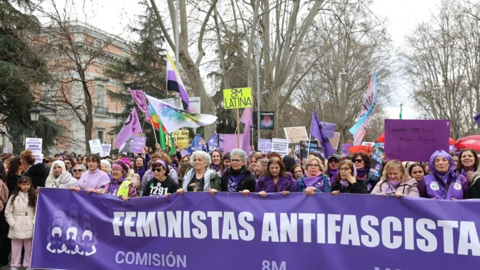 El movimiento feminista sale a la calle contra la guerra y el auge de la ultraderecha: "Frente al fascismo, feminismo organizado"