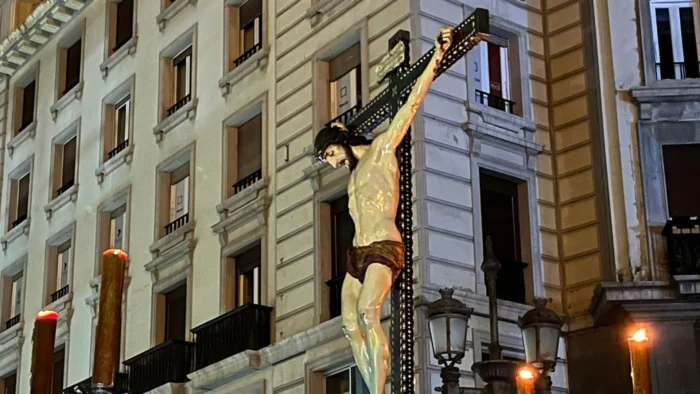 TRADICIÓN EN RIESGO: DEBATE POR EL APAGADO DE LUCES EN LA SEMANA SANTA DE GRANADA