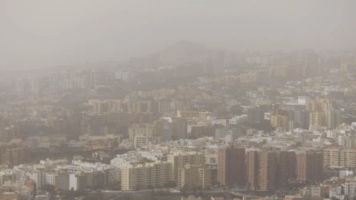 Canarias bajo una densa calima: Primeras incidencias y recomendaciones