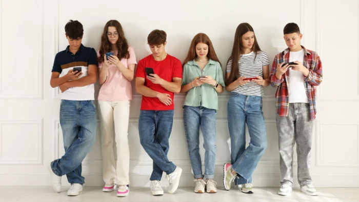 Joven supera adicción al móvil tras terapia intensiva y alerta sobre el peligro de las redes sociales