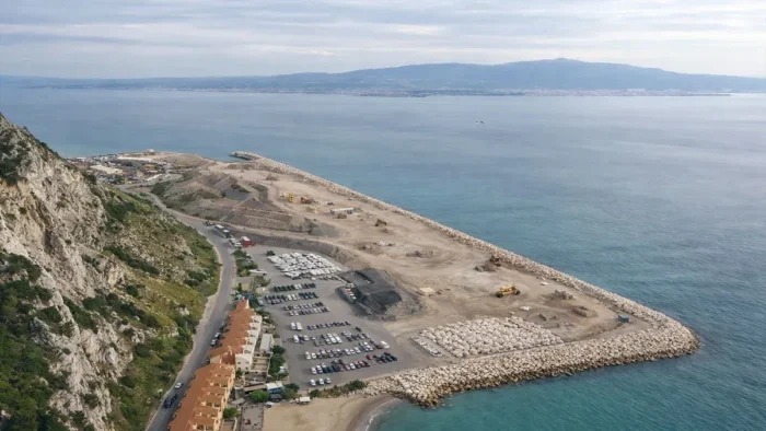 El aviso urgente de la Junta de Andalucía sobre Gibraltar: “Sus rellenos ponen en riesgo nuestras costas”