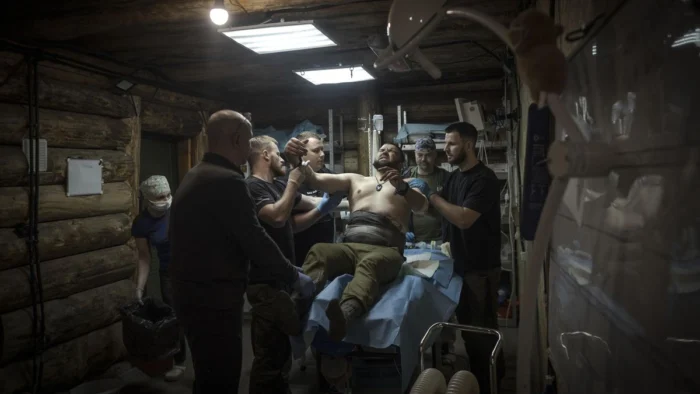 En uno de los hospitales secretos excavados por Ucrania cerca del frente: "Las paredes tiemblan, pero seguimos operando"