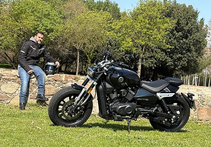 Prueba Benelli Leoncino Bobber 400: Una custom para la generación Z más nostálgica