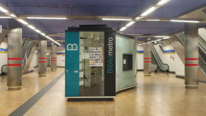 Bibliotecas fantasma bajo el suelo de Madrid: el proyecto Bibliometro sobrevive solo en la mitad de estaciones
