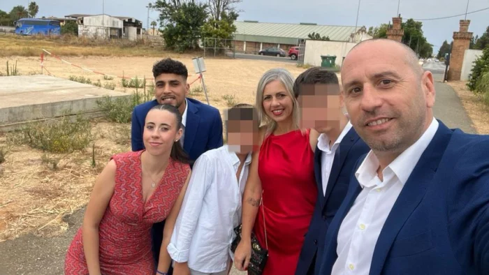 Vive con su novia sevillana, habla español y juega en un equipo de fútbol local, pero Omar puede ser expulsado a días de la regularización