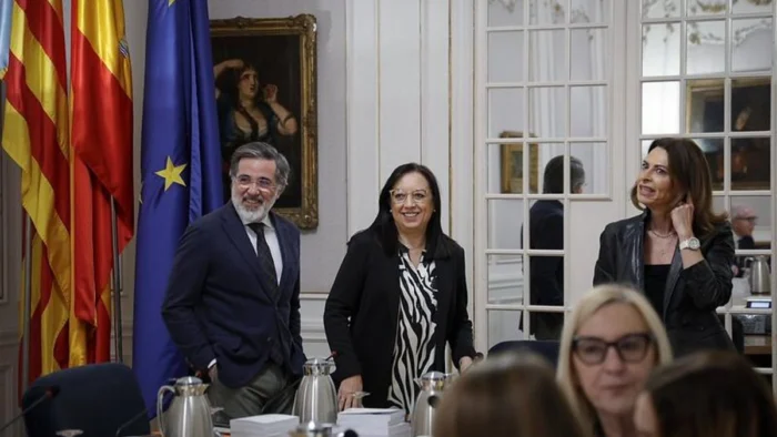 El Parlamento Valenciano gasta cerca de un millón de euros al año en asesores