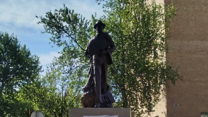 Huelva inmortaliza a La Moni con una escultura en su honor