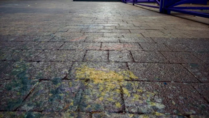 La cera aún sin limpiar y el agua, combinación perfecta para el peligro en las calles de Jaén