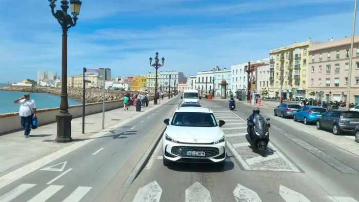 Caos en el tráfico de Cádiz por cortes en la Avenida de las Cortes