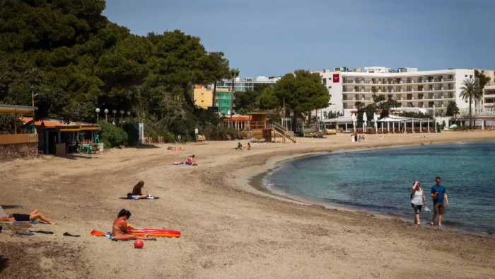 Es Canar, el núcleo de Ibiza donde el turismo cuadruplica a la población, inicia su viraje hacia el lujo