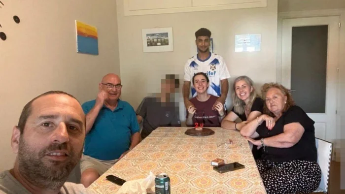 Vive con su novia sevillana, habla español y juega en un equipo de fútbol local, pero Omar puede ser expulsado a días de la regularización