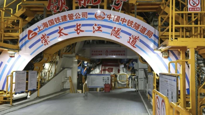 China Lidera la Revolución Subterránea con Túneles Submarinos Récord